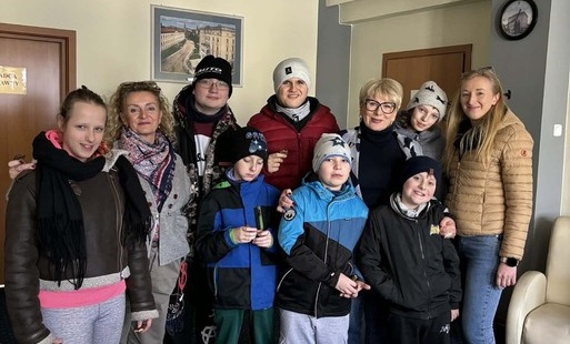 Zdjęcie do Świąteczna wizyta uczni&oacute;w w Starostwie Powiatowym