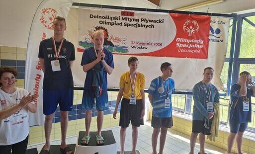 Zdjęcie do Mieszkańcy DPS z Szarocina na zawodach pływackich Olimpiad Specjalnych