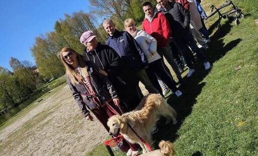 Zdjęcie do Dogoterapia w Powiatowym Ośrodku Wsparcia w Kamiennej G&oacute;rze