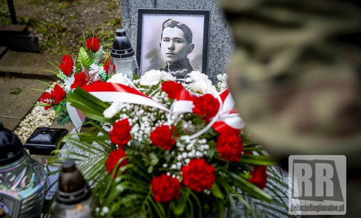 Zdjęcie do Uroczyste odsłonięcie i poświęcenie grobu wojennego por. Włodzimierza Porowskiego w Kamiennej G&oacute;rze