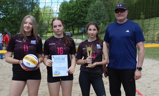 Zdjęcie do Igrzyska Młodzieży Szkolnej &ndash; finał powiatowy w siatk&oacute;wce plażowej dziewcząt