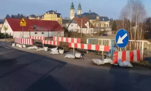 Zdjęcie do Poszukiwani sprawcy aktu wandalizmu w Krzeszowie