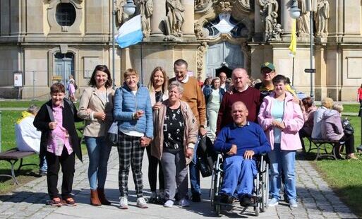 Zdjęcie do Mieszkańcy DPS w Szarocinie na 27. Pielgrzymce Os&oacute;b Niepełnosprawnych i Przyjaci&oacute;ł w Krzeszowie
